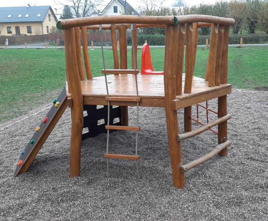 Sestava se skluzavkou z akátu I. - šestistěn