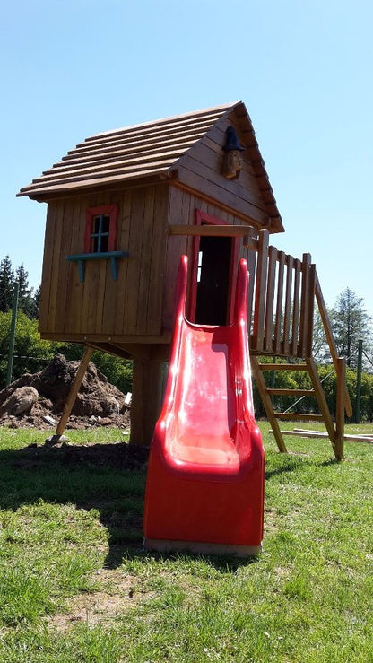 Dětský domek se skluzavkou na kuří nožce z akátu