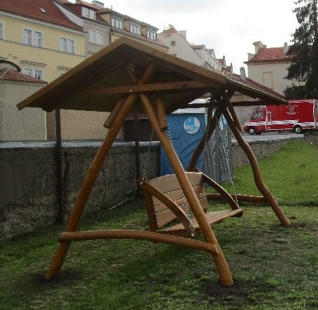 Houpací lavice se stříškou z AKÁTU