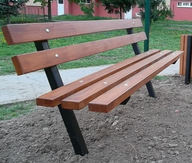 Masivní lavice s kovovou konstrukcí - AKÁT